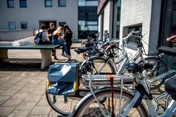 Ook jongeren hebben de elektrische fiets omarmd. FOTO HOGE NOORDEN/JACOB VAN ESSEN