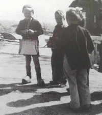 Klaas Oosterbaan en o.a. Aldert Cuperus bij de ouwe brûg, + 1947