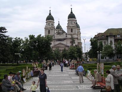 Tegenover de schouwburg de St.-Gheorghe kathedraal